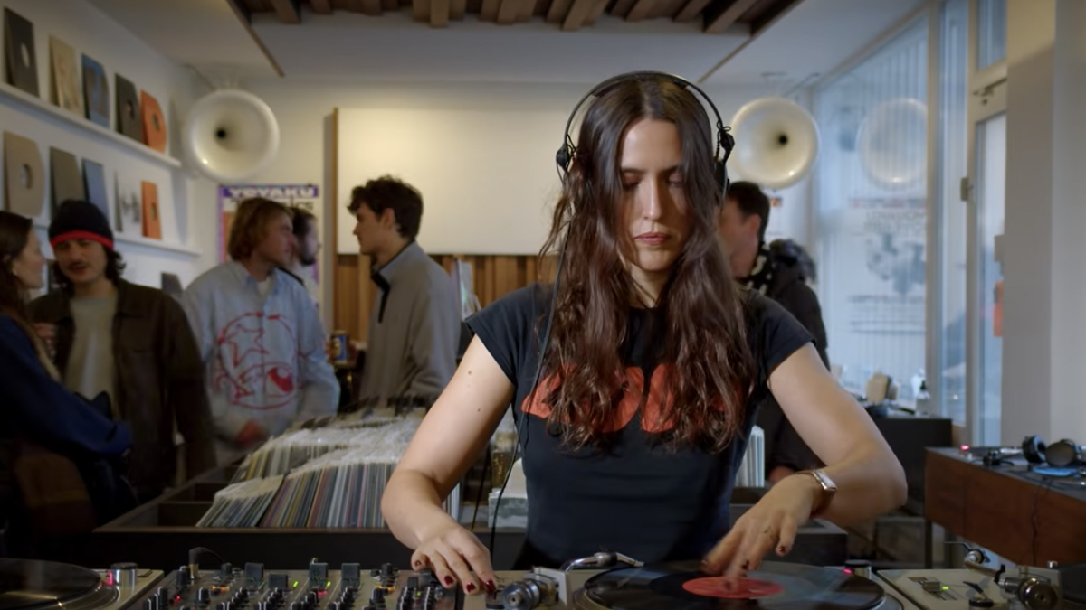 Helena Hauff on the turntables